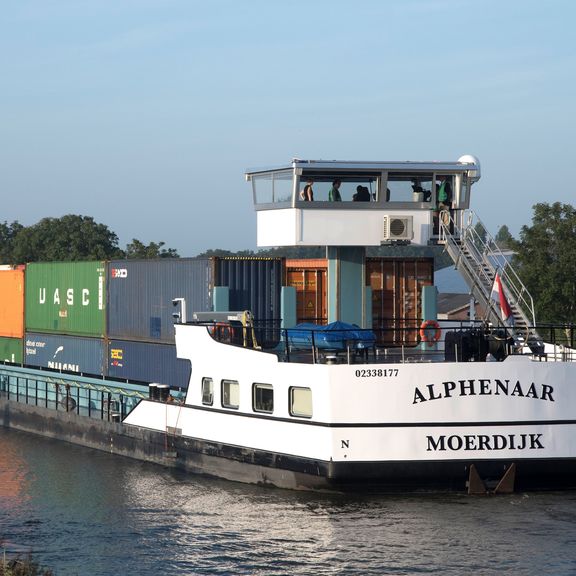 De Alphenaar varend op groene stroom