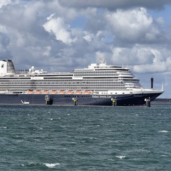 Cruiseschip Rotterdam tijdelijk aangemeerd op de Maasvlakte