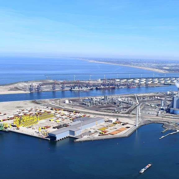 从空中拍摄的马斯夫拉克特（Maasvlakte）。