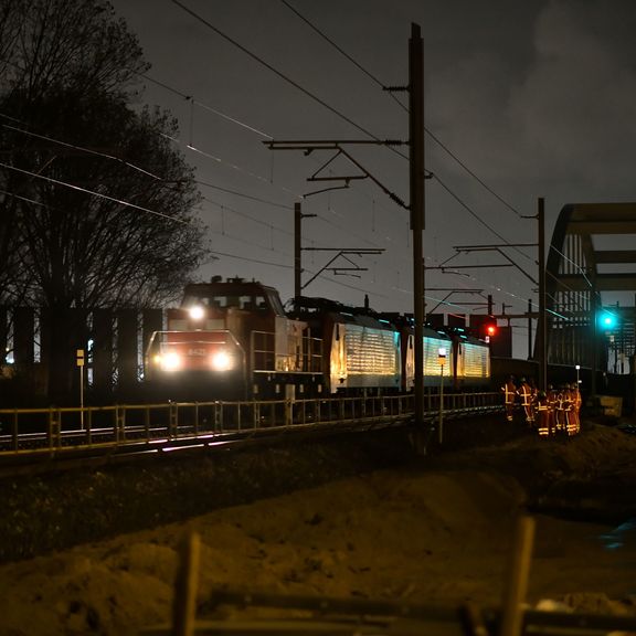 The first train across the Theemsweg Route