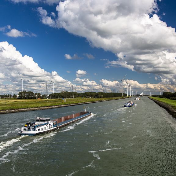 Binnenschiff im Hartelkanaal