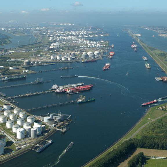 Luchtfoto van Europoort met landtong Rozenburg op rechts