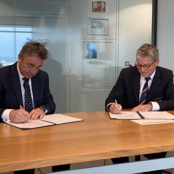 Ondertekening samenwerkingsovereenkomst door René de Vries (Rijks) Havenmeester en rechts Jan van Zanten Directeur Kustwacht