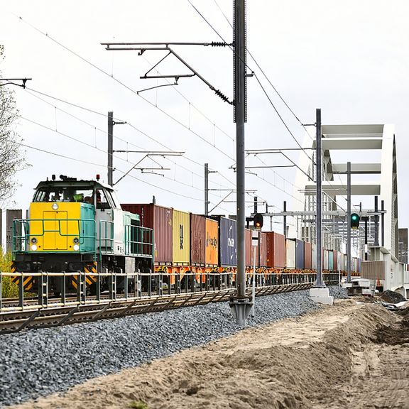 Trein rijdt over Theemswegtrace