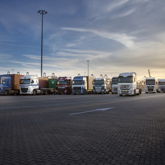 Vrachtwagens bij ECT terminal