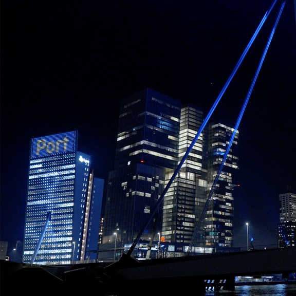 Blaue Markierung der Erasmusbrücke für den 15-millionsten Container