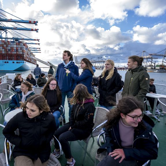 Studenten aan boord van de FutureLand Ferry