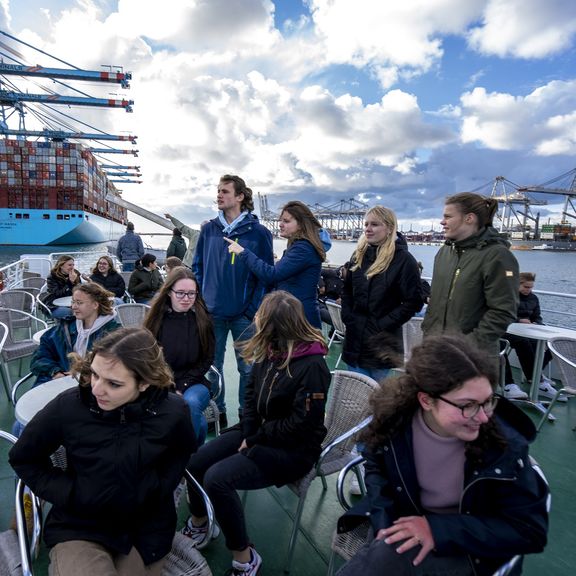 Studenten aan boord van de FutureLand Ferry