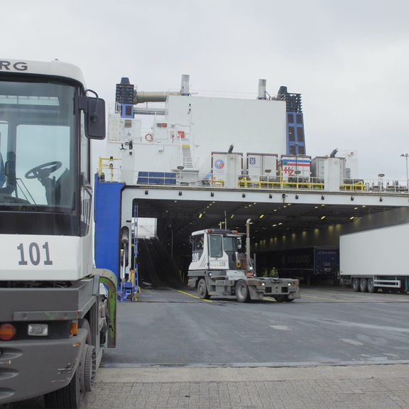 Beladung eines RoRo-Schiffs