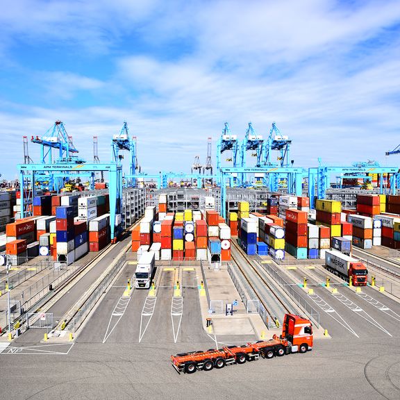 Containers in de haven