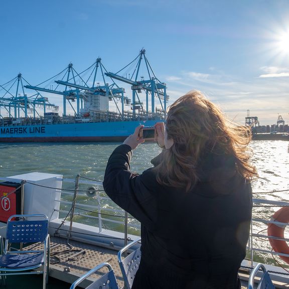 Vrouw fotografeert de haven vanaf FutureLand Ferry