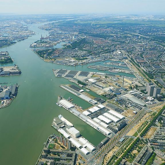 Merwe-vierhavengebied vanuit de lucht met de Juice-terminal op de voorgrond