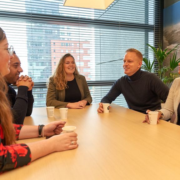 Werknemers houden een koffiebreak