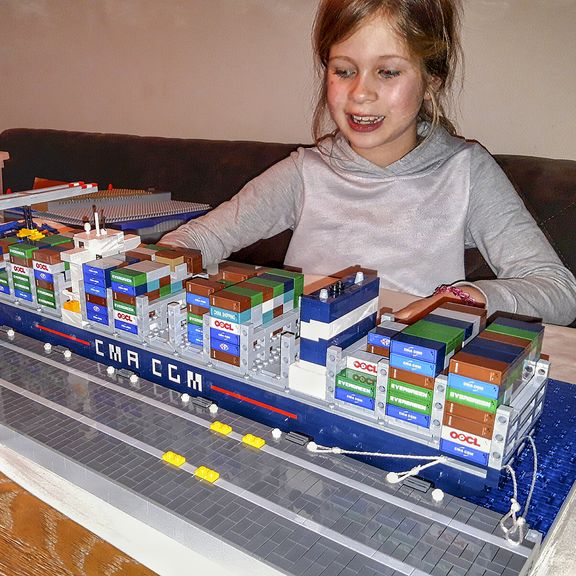 Jolijn met een containerschip en ­kranen gebouwd van lego