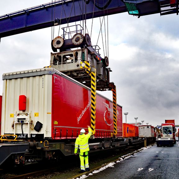 Ein Container wird auf einen Zug verladen. Foto: Kombiverkehr KG Nürnberg-Rotterdam