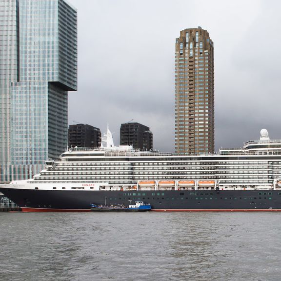 Queen-Victoria aan de Holland Amerikakade van Cruise Port Rotterdam