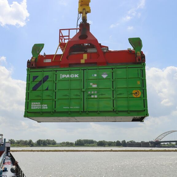 ZES container wordt geladen