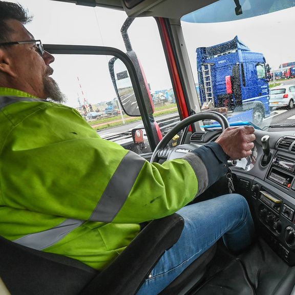 Vrachtwagenchauffeur in Rotterdamse haven