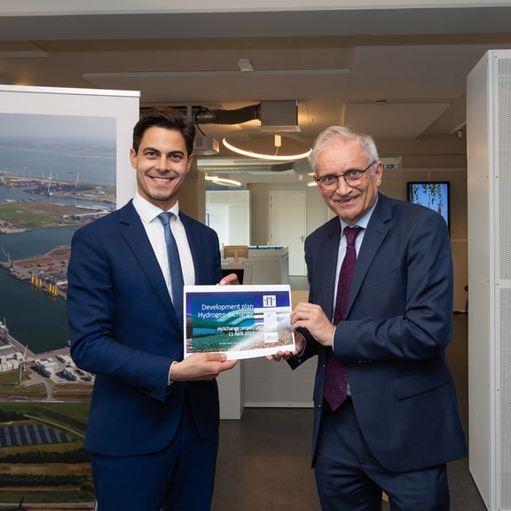 Minister Rob Jetten neemt het certificaat voor groene waterstof in ontvangst van Bert den Ouden