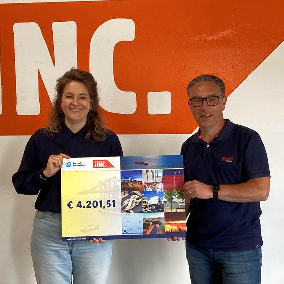 JINC ontvangt een cheque van het Havenbedrijf Rotterdam