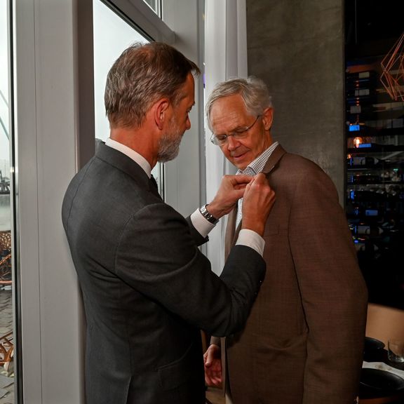 Robert Kasteel krijgt sleepanker van Boudewijn Siemons (Foto: Ries van Wendel de Joode)