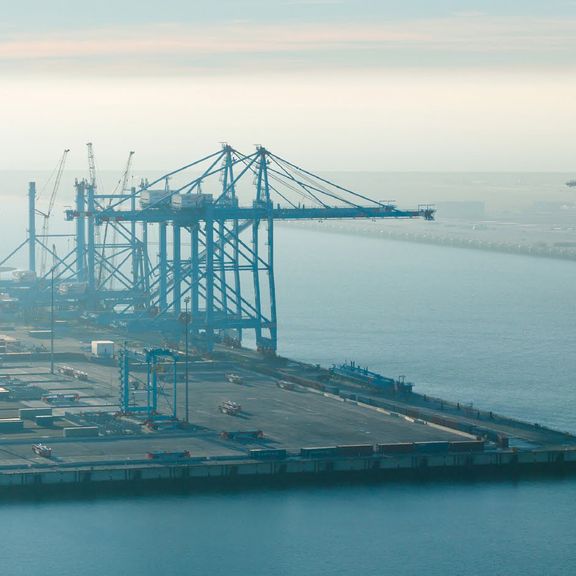Containerterminals op de Maasvlakte in mist gehuld