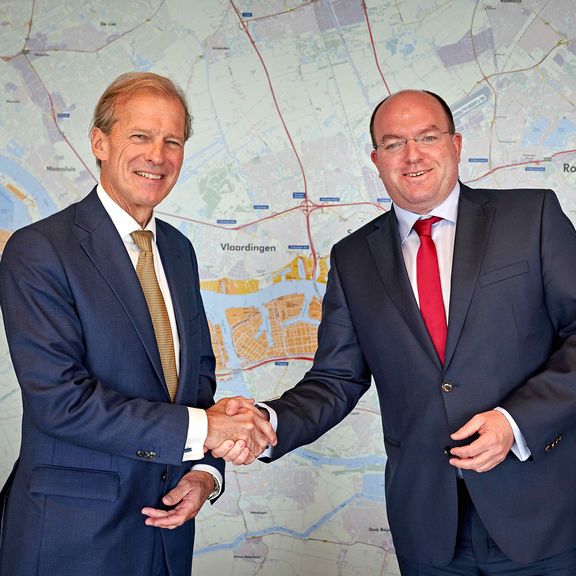 Allard Castelein, CEO des Port of Rotterdam, unterzeichnet und Markus Bangen, CEO von duisport