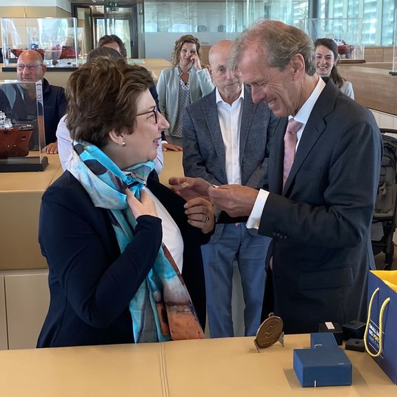 Margo Kok van Kotug ontvangt het sleepanker van CEO Havenbedrijf Rotterdam Allard Castelein