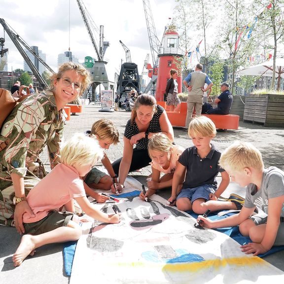 Kinderen bij het Maritiem Museum