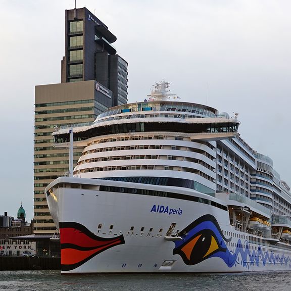 AIDA cruiseschip aan de Wilheminakade