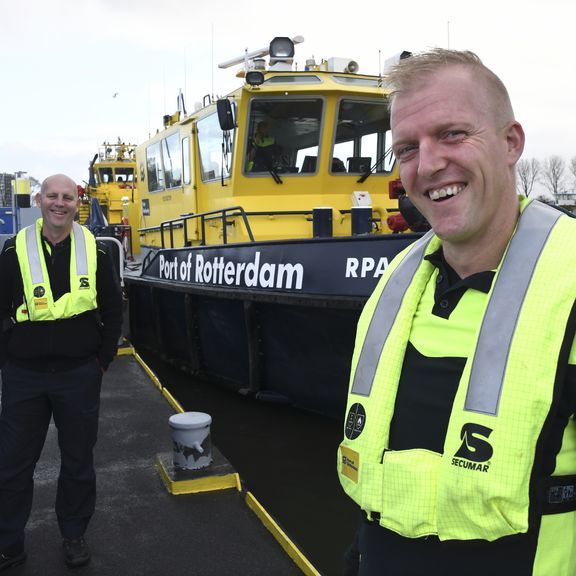 Medewerkers bij RPA vaartuig