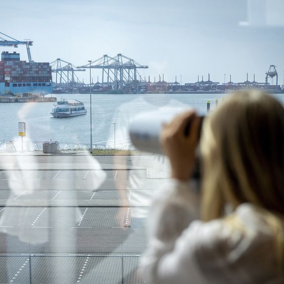 Studente kijkt door verrekijker bij FutureLand