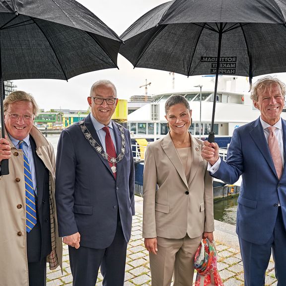 vlnr: Ben Vree (Zweeds Honorair Consul-Generaal), Ahmed Aboutaleb (Burgemeester Rotterdam), Hare Koninklijke Hoogheid Victoria Kroonprinses van Zweden, Allard Castelein (president-directeur Havenbedrijf Rotterdam. Foto: Havenbedrijf Rotterdam, fotograaf M