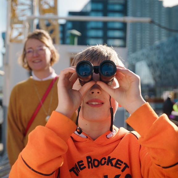 Jongen met zijn moeder in de Museumhaven