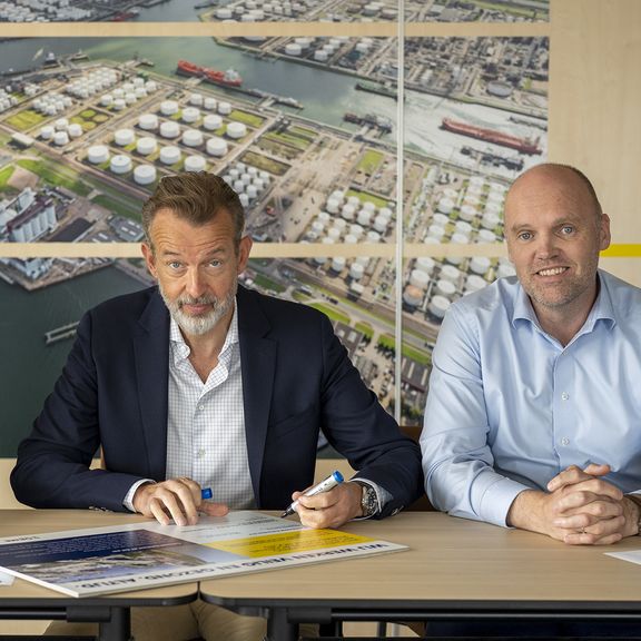Vlnr. Hans Schutte, (General Manager van DEME Infra NL BV), Boudewijn Siemons (COO Havenbedrijf Rotterdam) en Egbert van der Wal (Hoofd Port Development, Havenbedrijf Rotterdam)