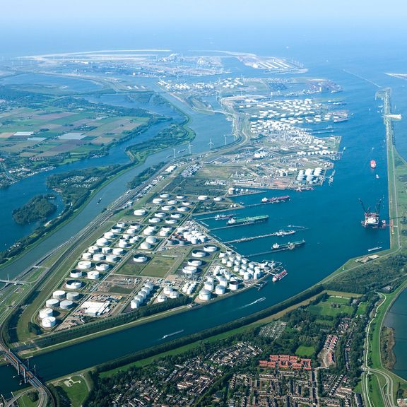 Luchtfoto van Europoort en Maasvlakte