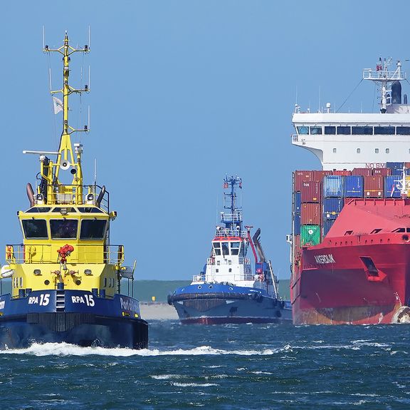 RPA15 met containerschip