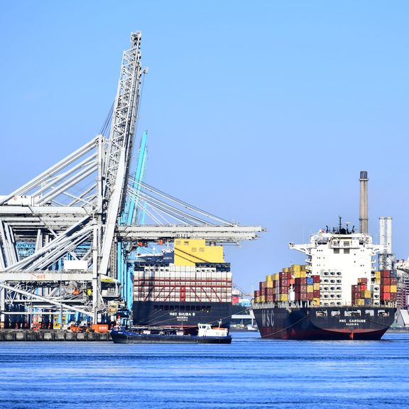 Containerschepen bij terminal