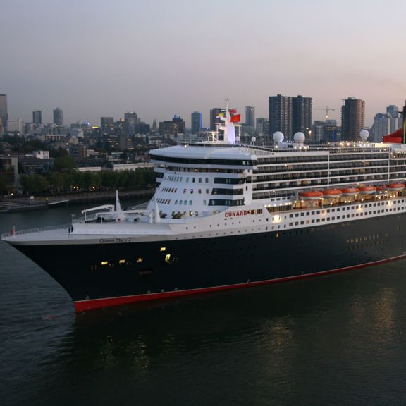 Queen Mary 2 arriveert op 11 oktober 2012 in Rotterdam