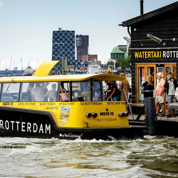 Watertaxi op de Kop van Zuid