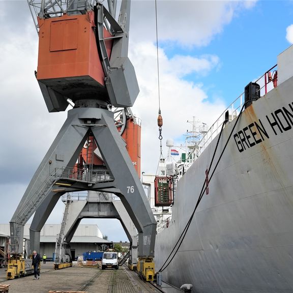 Erste brasilianische Melonen im Rotterdamer Hafen angekommen