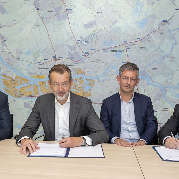 Vlnr. Egbert van der Wal (Hoofd Port Development Havenbedrijf Rotterdam), Boudewijn Siemons (COO Havenbedrijf Rotterdam), Niek Lentink (Operationeel directeur Swietelsky Rail Benelux B.V.) en John Weijtmans (Algemeen directeur Swietelsky Rail Benelux B.V.