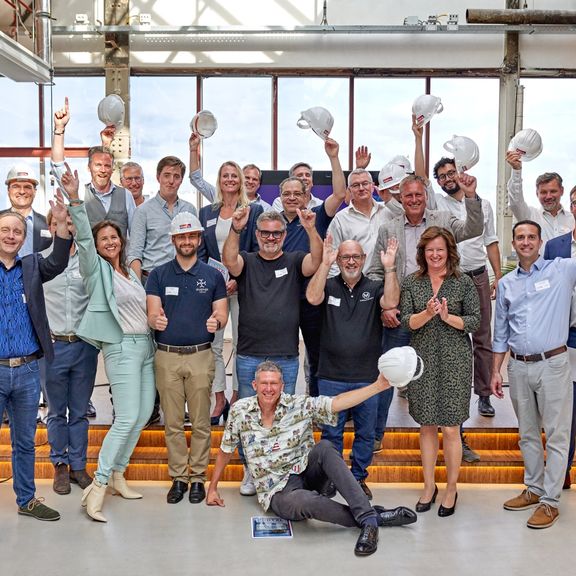 PortXL Director Hedi Visscher (3rd from left) and Port of Rotterdam CFO Vivienne de Leeuw (3rd from Right) with the selected companies