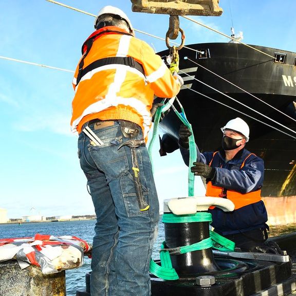 Installation eines intelligenten Pollers bei ECT auf der Maasvlakte