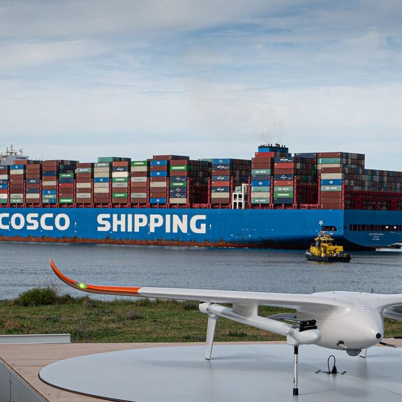 Avy Drone met containerschip en RPA op de achtergrond
