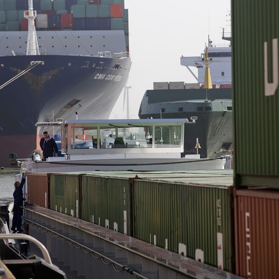 Binnenvaartschipper aan de kade op de Maasvlakte