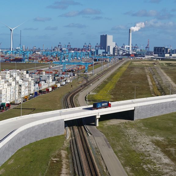 Truck rijdt over Container Exchange Route