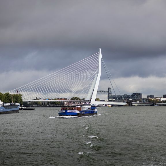 Binnenvaartschip met op de achtergrond de Erasmusbrug