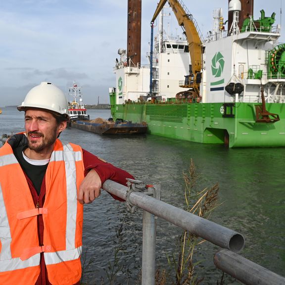 Pieter Nordbeck bij kraanschip Neptune