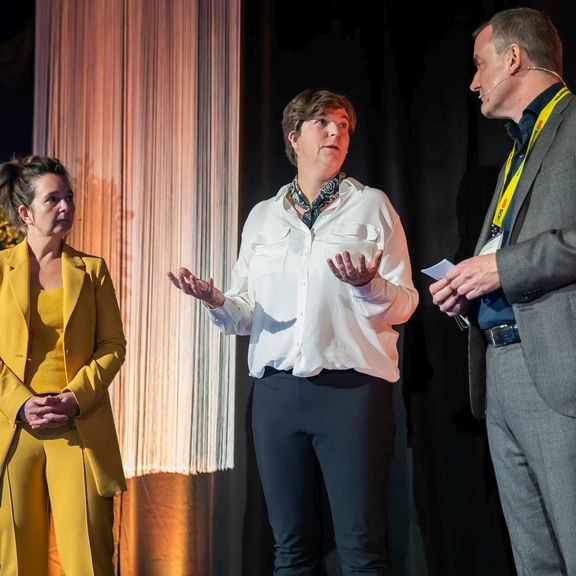 Ruth Clabbers, Directeur-generaal Luchtvaart en Maritieme zaken van IenW, Ivanka Janssen, Chief Supply Chain Officer, Executive VP Philips en Johan Kerver, MT-lid evofenedex en kwartiermaker Logistiek Digitaal